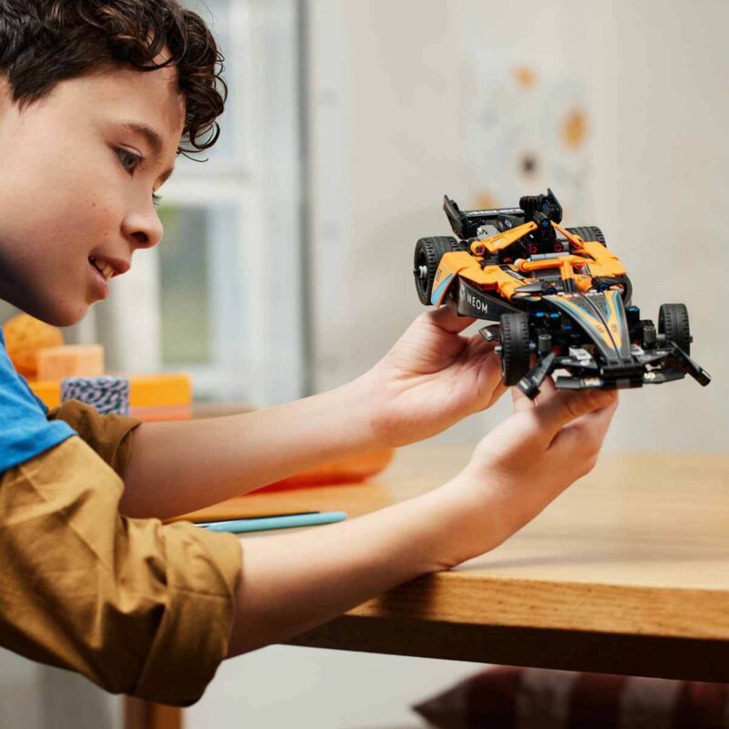 LEGO Technic NEOM McLaren Formula E Yarış Arabası 42169 - Görsel 9